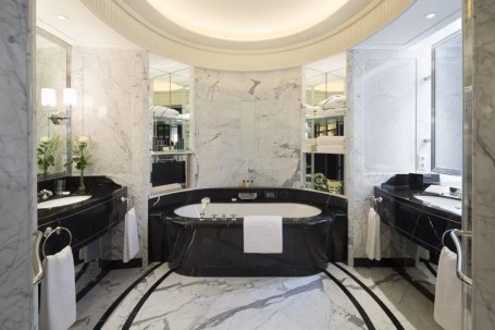 Peninsula Paris - Deluxe room bathroom